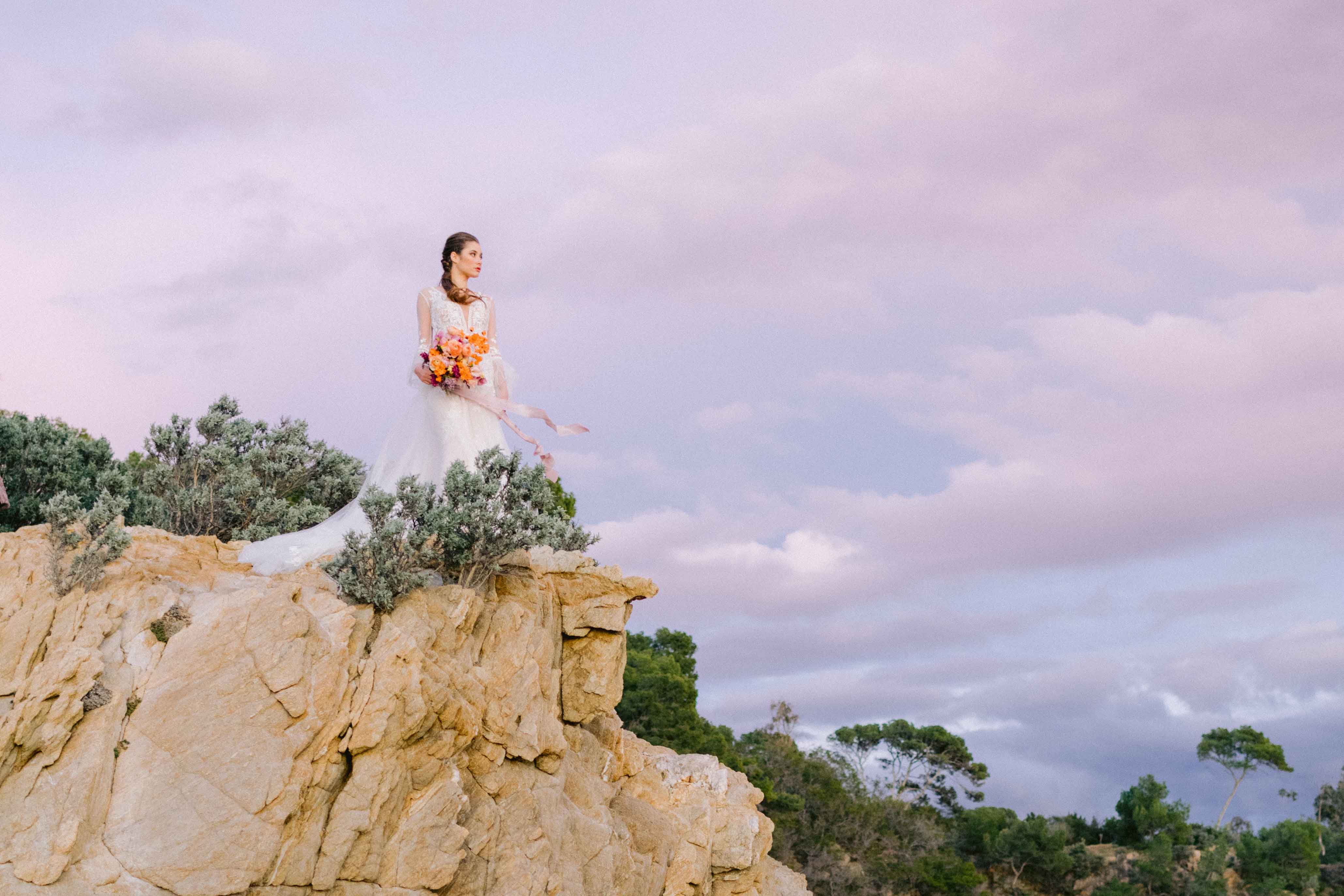 une mariée se trouve sur une plage du var et regarde la mer